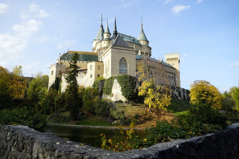 Krásny historický Bojnický zámok na Slovensku cez deň