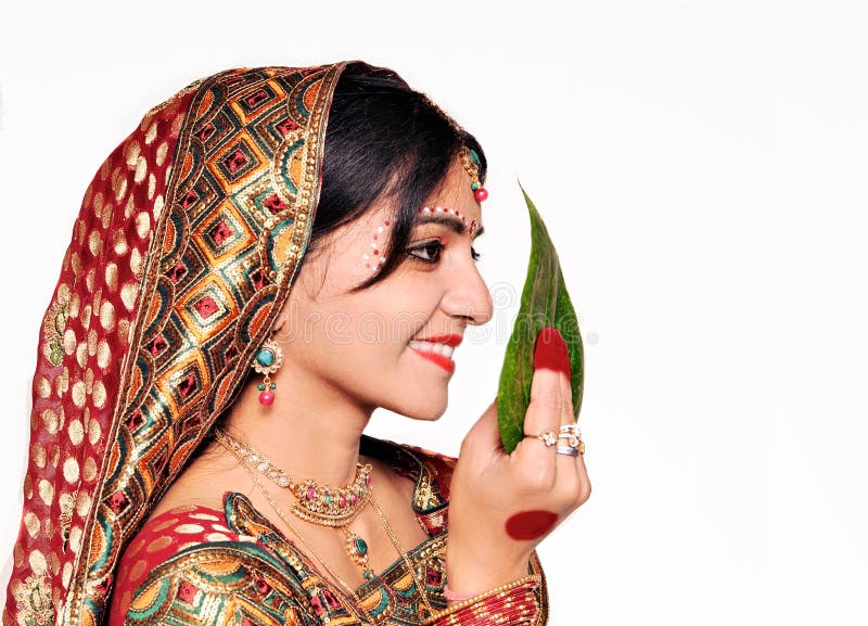 Karwa Chauth 2023: करवा चौथ पर गलती से भी न पहनें इन रंगों की साड़ी,  शादीशुदा जीवन में लग सकता है ग्रहण