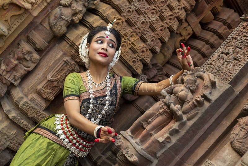 Bellissimo indiano ballerino possesso da indiano danza .