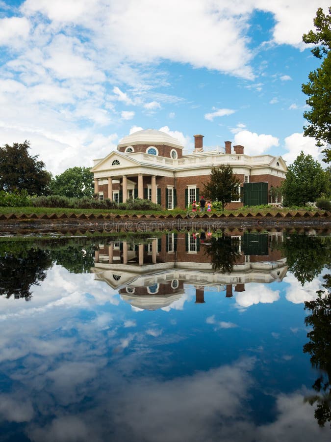 Beautiful Jefferson Monticello mansion reflecting in pool with clouds hanging above on sunny day stock images Beautiful Jefferson Monticello mansion reflecting in pool with clouds hanging above on sunny day stock images