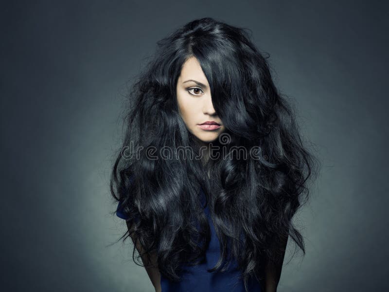 Foto junge schöne Dame mit wunderschönen dunklen Haaren.