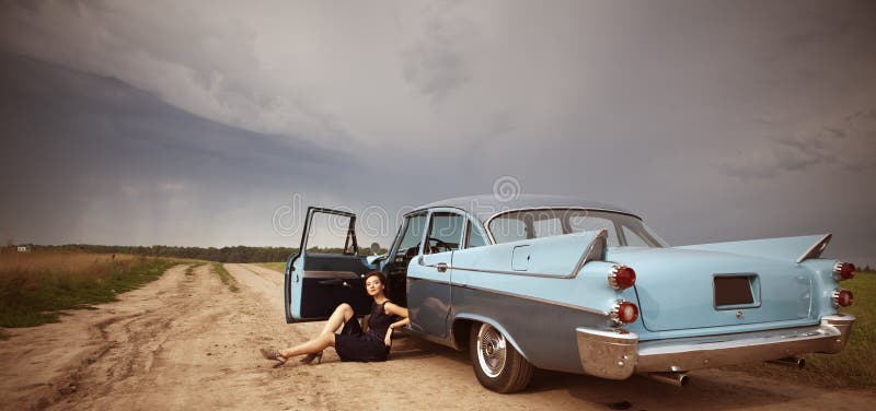 Retro-Frau posiert mit ein retro-Auto im freien.