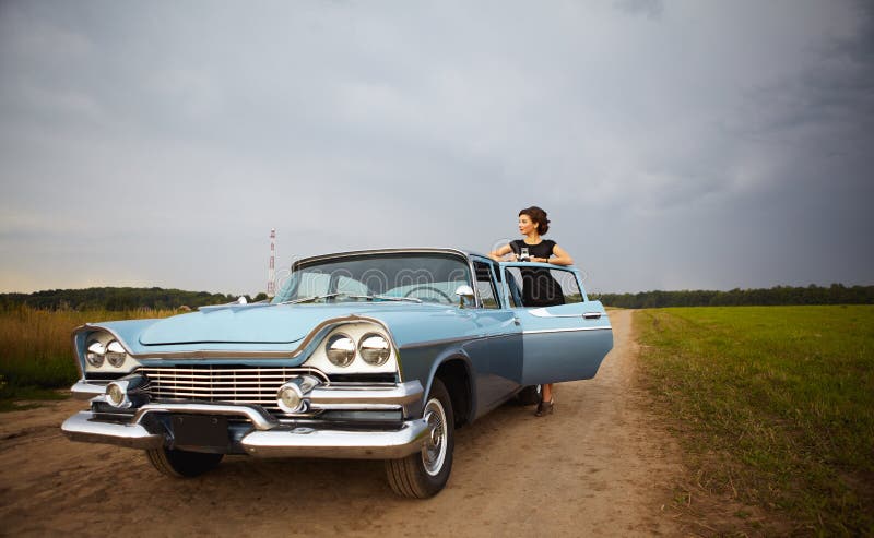 Una mujer posando auto afuera.