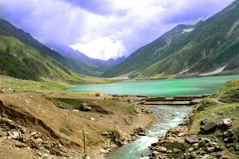 Bellissimo paesaggio del lago nel mezzo di montagne in Pakistan.