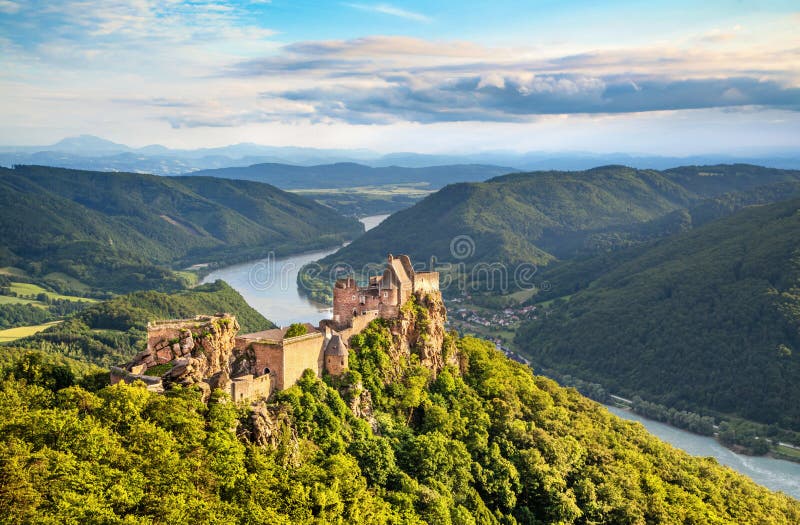 Krásna krajina s Aggstein hrad zničiť a Dunaja pri západe slnka v Wachau, Rakúsko.