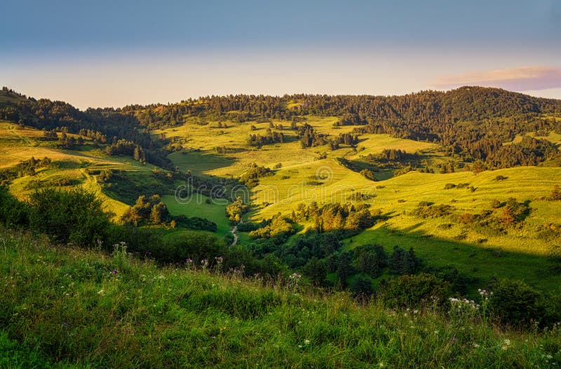 Krásná krajina s údolími, jezery a řekami v pohoří Pieniny