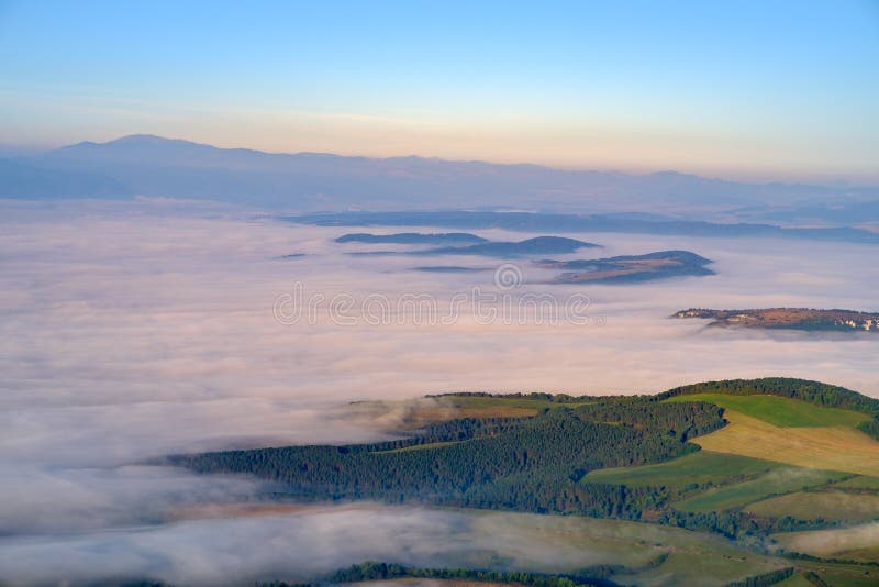 Krásný výhled na krajinu na kopce a louky, mlhu a mraky
