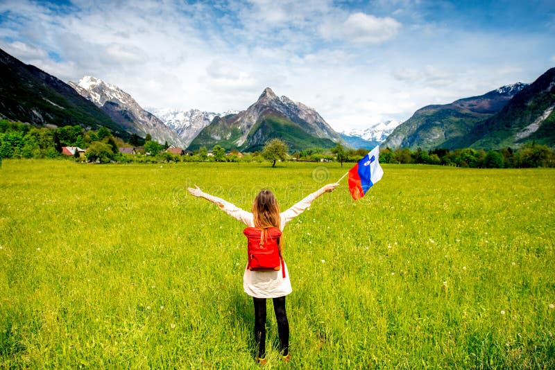 Krásný hory, zelený a žena držení slovinština vlajka.