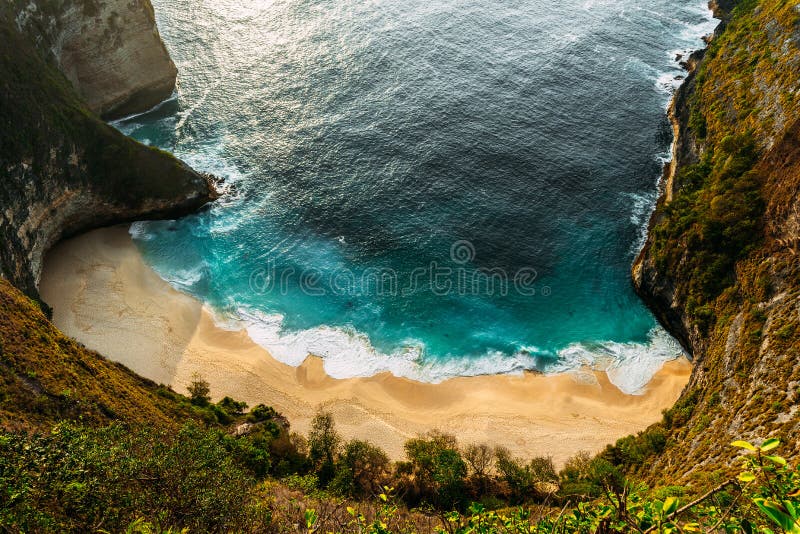 Beautiful Lonely Beach at Sunset. Aerial View of Turquoise Ocean Waves in Kelingking  Beach, Nusa Penida Island in Bali, Indonesia Stock Photo - Image of  landscape, island: 173865402