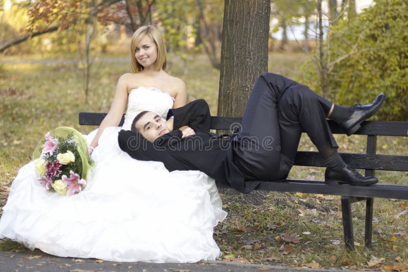 Beautiful married couple in the wedding day.Happy smiling newlyweds royalty free stock images Beautiful married couple in the wedding day.Happy smiling newlyweds royalty free stock images
