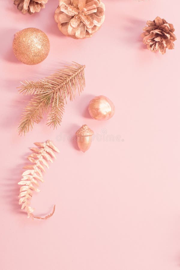 Hình nền Giáng sinh vàng và hồng sẽ khiến màn hình của bạn trở nên lung linh và rực rỡ. Hãy thưởng thức những hình ảnh tuyệt đẹp với gam màu tươi sáng, mang lại bầu không khí lễ hội cực kỳ phấn khích và ấm áp.
