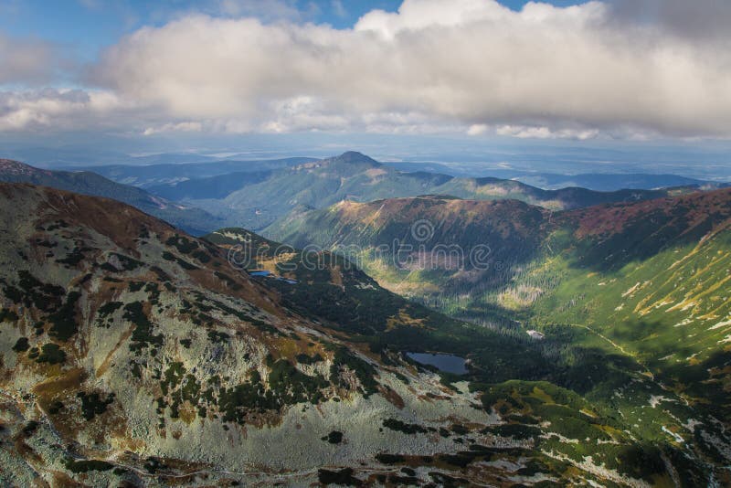 Krásná horská krajina nad hranicí stromů