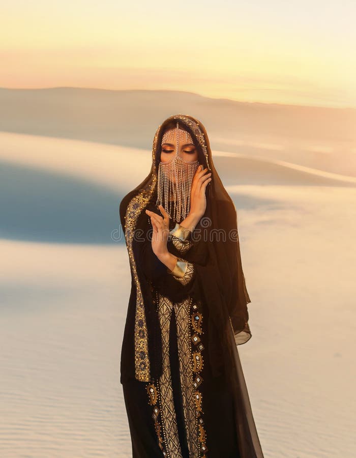 Beautiful Arabic Girl In Traditional Dress Stock Photo - Download Image Now  - Adult, Adults Only, Arabia - iStock