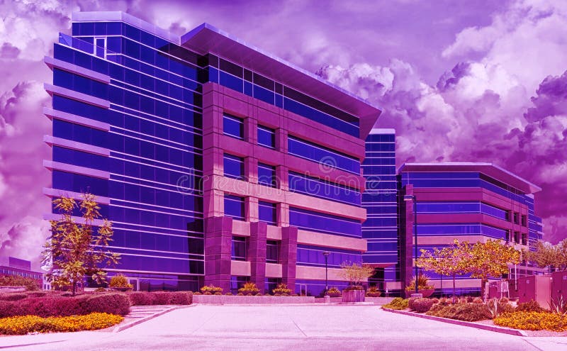 Bella nuova altezza verticale moderno extraurbano edifici per uffici in un colorato brillante viola cielo velato di foschia.