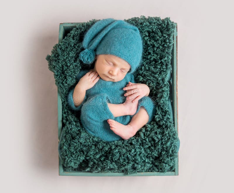 Newborn baby lying in wooden crate royalty free stock photography Newborn baby lying in wooden crate royalty free stock photography