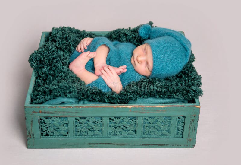 Newborn baby lying in wooden crate stock photography Newborn baby lying in wooden crate stock photography