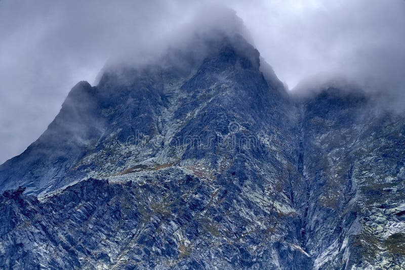 Krásny panoramatický výhľad na Vysoké Tatry začiatkom jesene, Slovensko