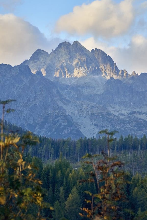 Krásny panoramatický výhľad na Vysoké Tatry začiatkom jesene, Slovensko