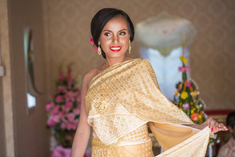 https://thumbs.dreamstime.com/b/beautiful-portrait-happy-thai-bride-asian-traditional-costumes-151626300.jpg