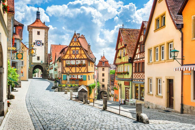 Hermoso postales de famoso de sobre el soleado cielo azul nubes en el verano,, Baviera, alemania.