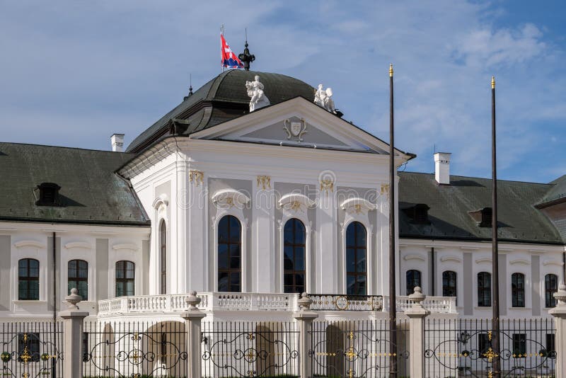 Krásný prezidentský palác pod modrou oblohou v Bratislavě, Slovensko