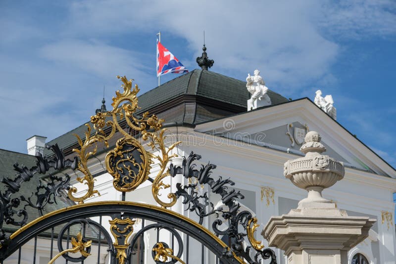 Krásný prezidentský palác pod modrou oblohou v Bratislavě, Slovensko
