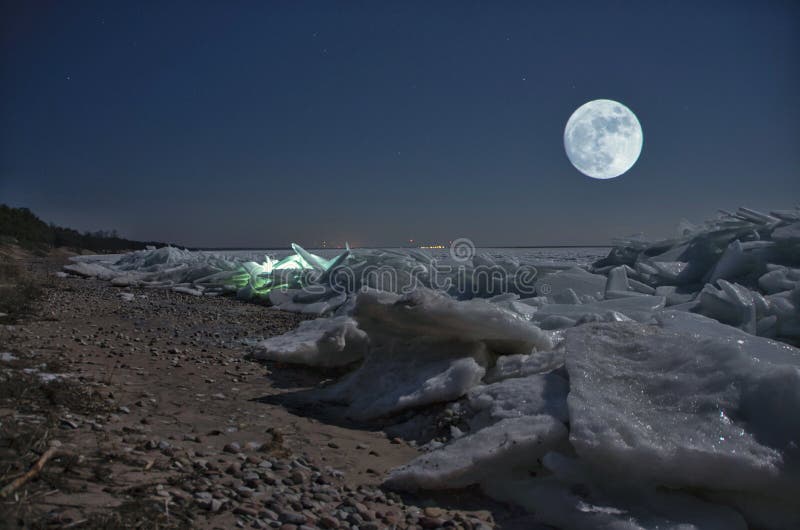 Increspata ghiaccio delizia gli spettatori con la Luna e luce bellissima.