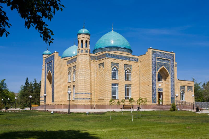 Beautiful muslim mosque on a sunny day against blue sky royalty free stock photo Beautiful muslim mosque on a sunny day against blue sky royalty free stock photo