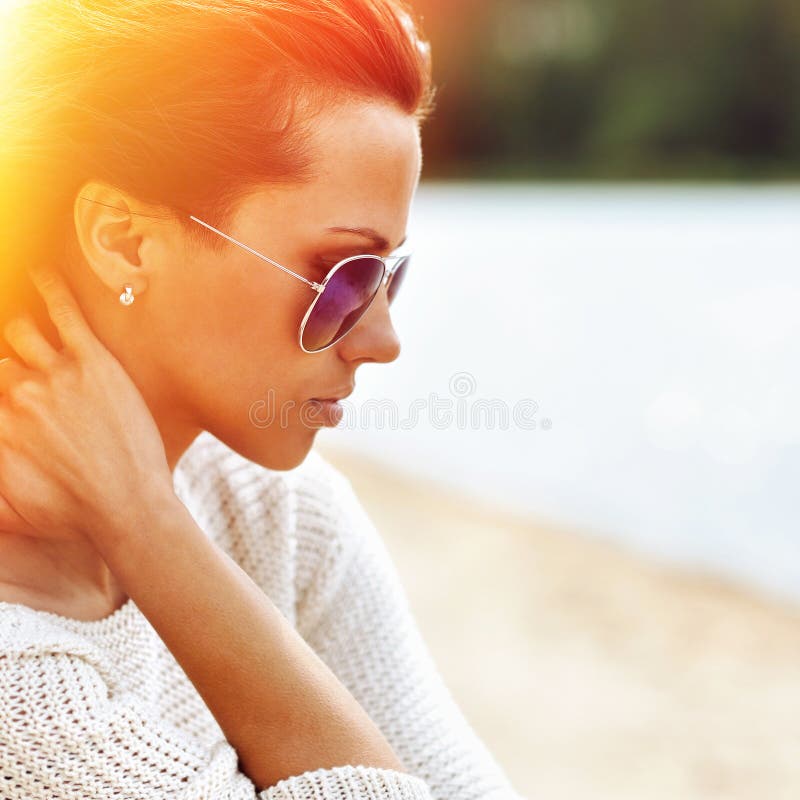 Hermoso moda una mujer en gafas de sol.