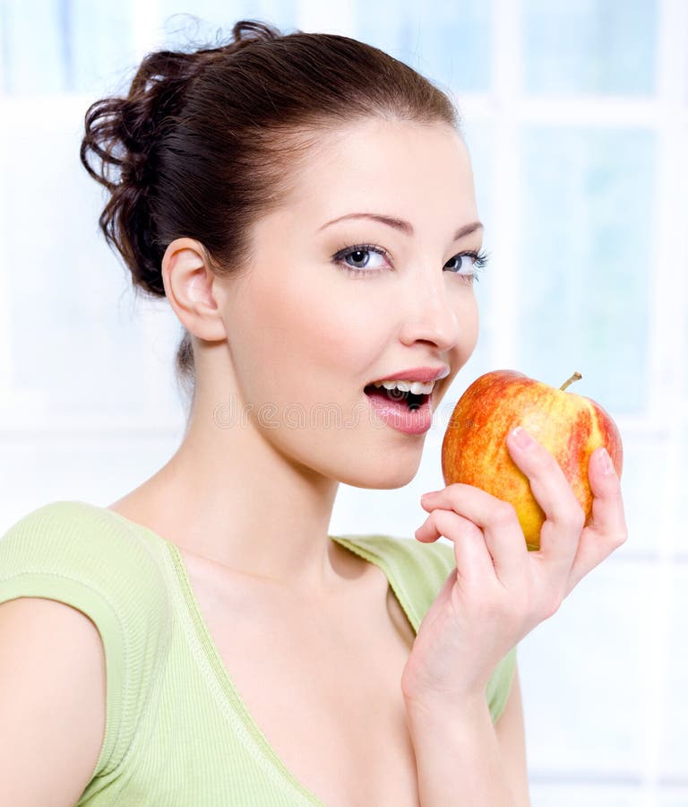 Beautiful sensulity woman eating apple