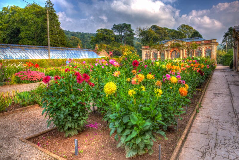 Beautiful September sunshine and warm weather drew visitors to the gardens at Tyntesfield House, Wraxhall, North Somerset, England. WRAXHALL, NORTH SOMERSET stock photography Beautiful September sunshine and warm weather drew visitors to the gardens at Tyntesfield House, Wraxhall, North Somerset, England. WRAXHALL, NORTH SOMERSET stock photography
