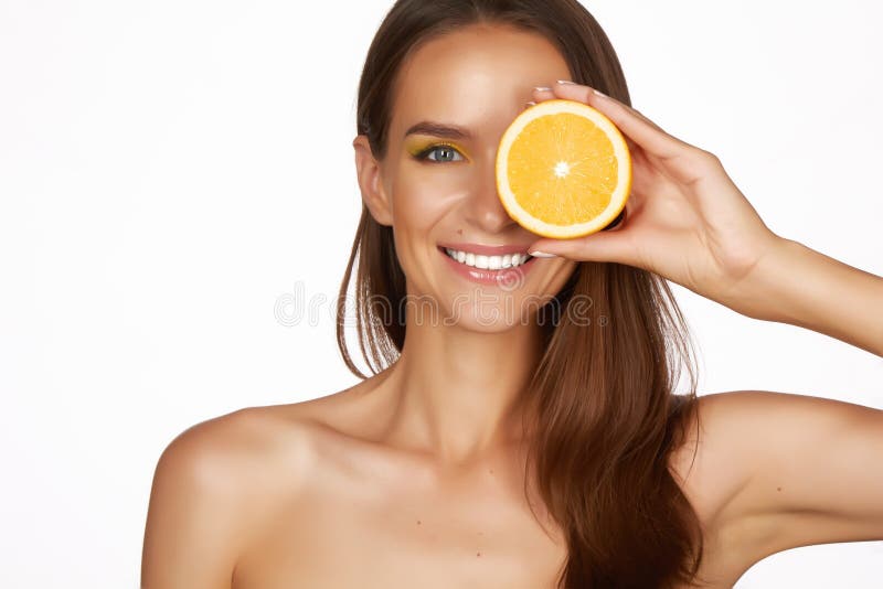 Krásne sexy brunetka žena s citrusovými na bielom pozadí, zdravé jedlo, chutné jedlo, organická strava, zdravý úsmev, vášeň spa arómu.