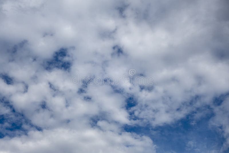 Bầu trời rực rỡ với những đám mây khác nhau là một hình ảnh đầy màu sắc và cuốn hút. Hãy xem qua hình ảnh này để chiêm ngưỡng sự bình yên và thành bạo của bầu trời với những đám mây trôi nổi.