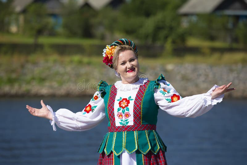 https://thumbs.dreamstime.com/b/beautiful-slavic-woman-belarusian-ukrainian-national-dress-belarus-lyaskovichi-celebration-city-198341487.jpg