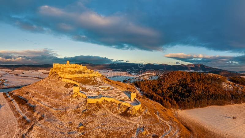 Starý hrad Spišský Zipser nad údolím při západu slunce