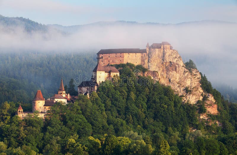 Krásny slovenský hrad pri východe slnka