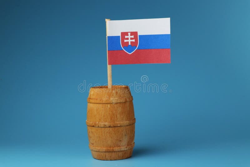 Krásná slovenská vlajka na dřevěné tyči v dřevěném sudu