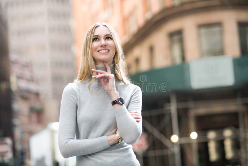 Krásny blondínka žena premýšľanie a na mesto ulice.