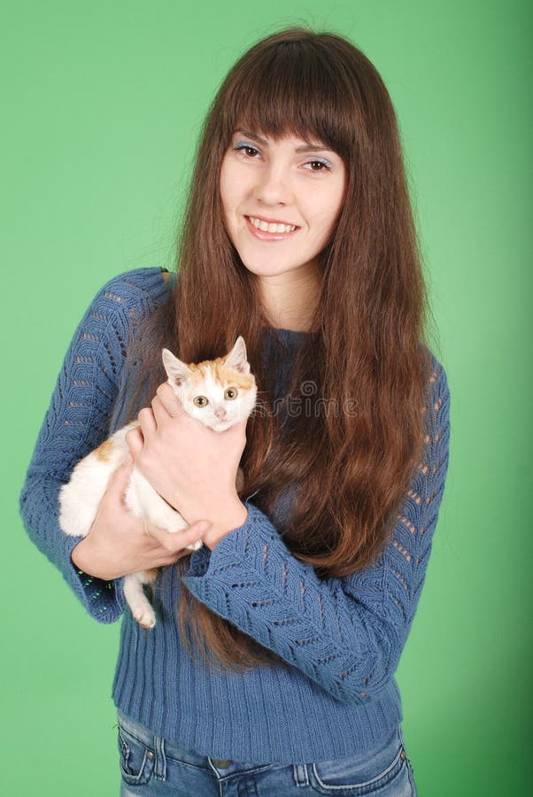 Beautiful smiling brunette girl and her cat royalty free stock photography Beautiful smiling brunette girl and her cat royalty free stock photography