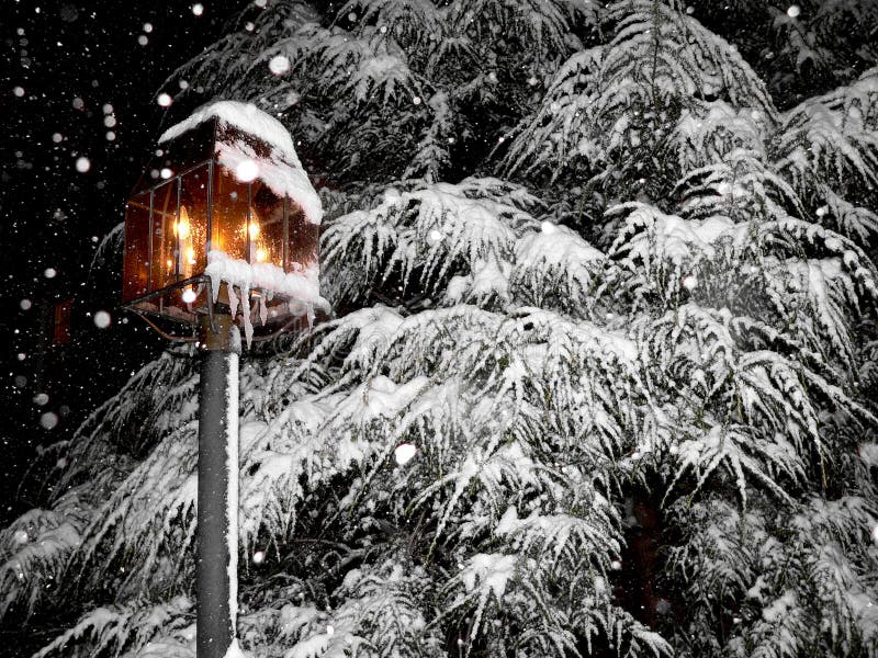 Nevado linterna con nieve descendente.