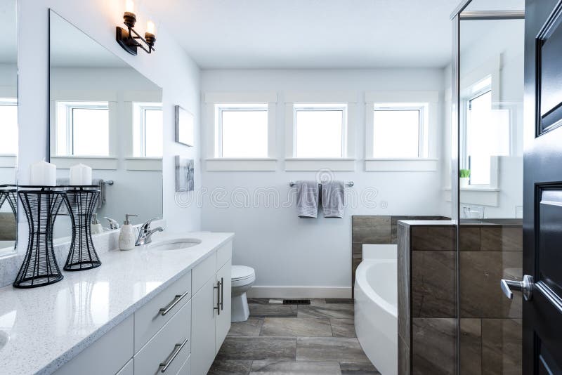 Large En Suite Displaying 3 Windows. Beautiful and spacious en suite with 3 windows to maximize available light stock photography Large En Suite Displaying 3 Windows. Beautiful and spacious en suite with 3 windows to maximize available light stock photography