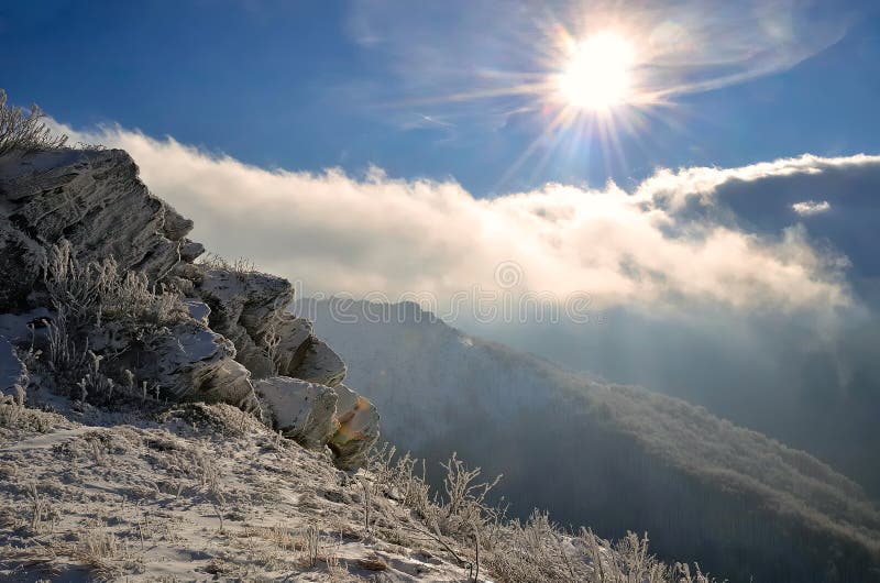 El sol a ventoso nubes en brillar montanas.