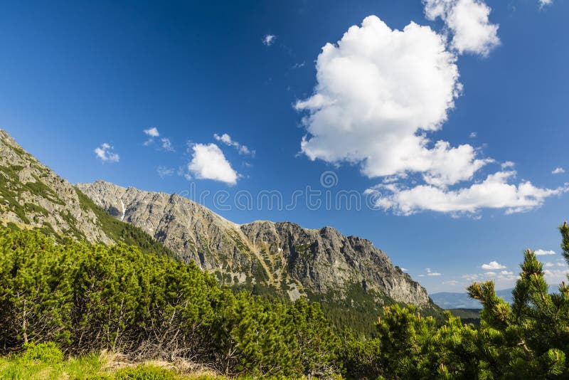 Do hôr prišla jar. Nádherná panoráma horskej prírody.