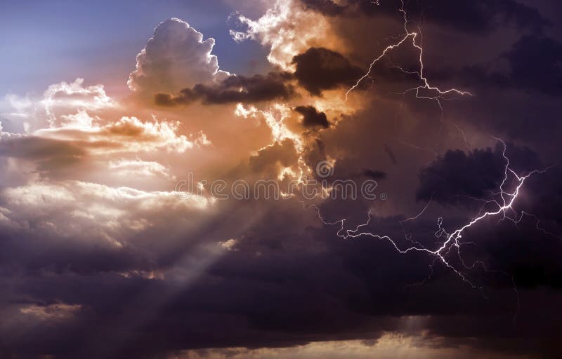 Hermoso tormenta durante atardecer.