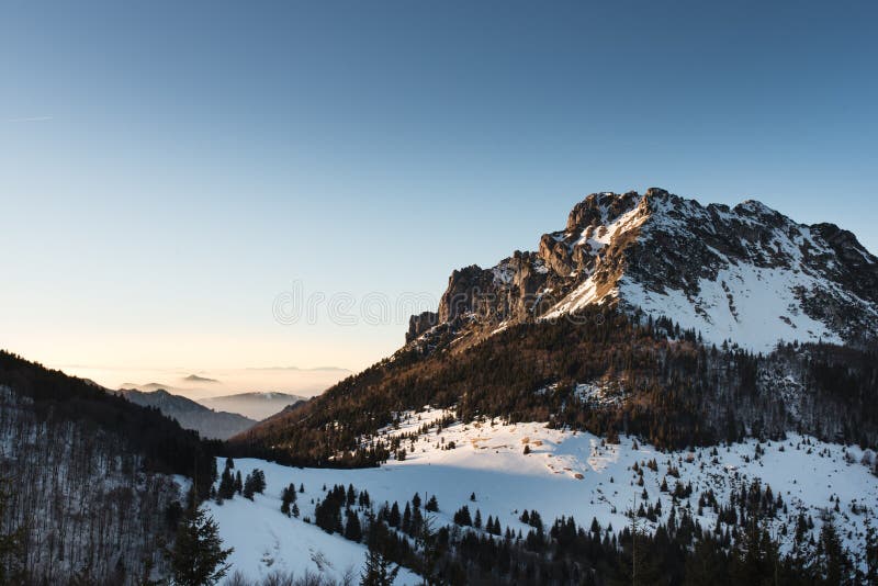 Krásná hodina západu slunce v pohoří Slovenska zvaném Malá Fatra. Karpaty na Slovensku - Evropa. Pojem krajiny