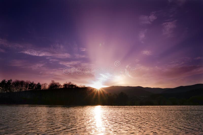 Krásny západ slnka nad Slovenským jazerom.