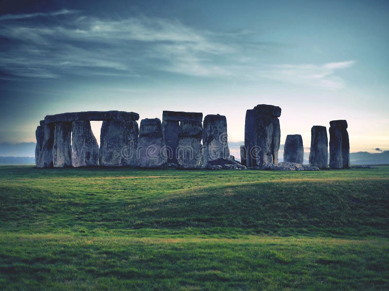 Krásný západ slunce nad Stonehenge v Anglii