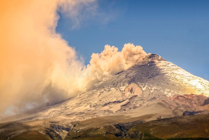 Hermoso atardecer de magnífico volcán explota en, sur.