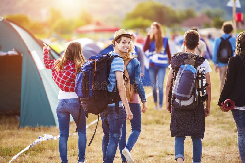 Krásné dospívající na letním festivalu