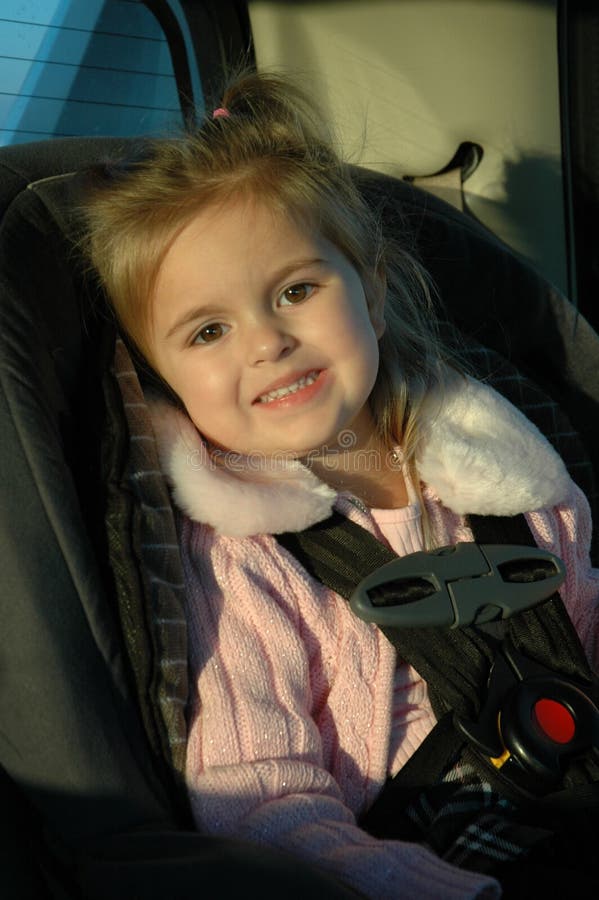 Hermoso un nino en auto asiento viajar.